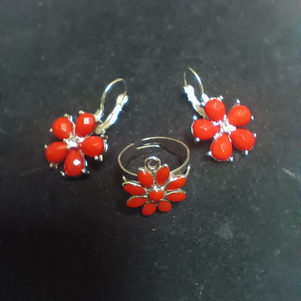 Chic Red Floral Earrings Set